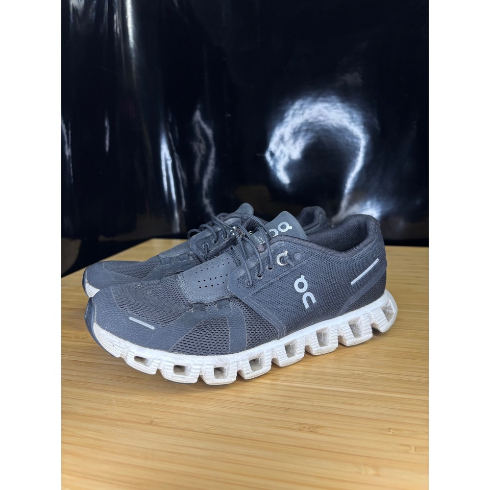 On Cloud 5 Running Shoes Womens 8.5 Gray White 59.98904 Low Top Sneakers